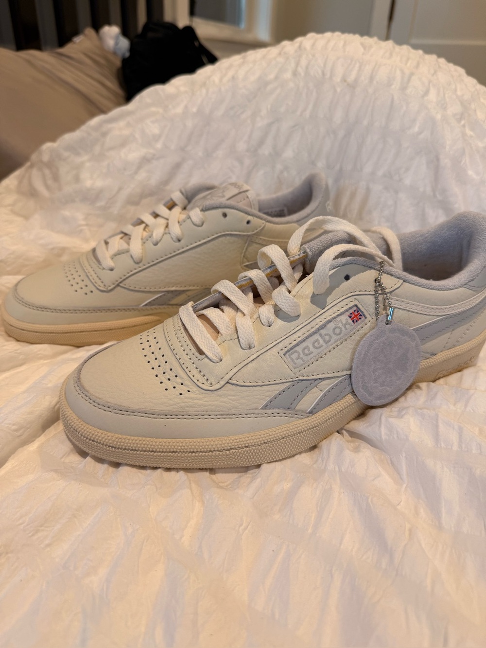 Reebok Mens Sneakers in Cream and Light Gray, size 9
